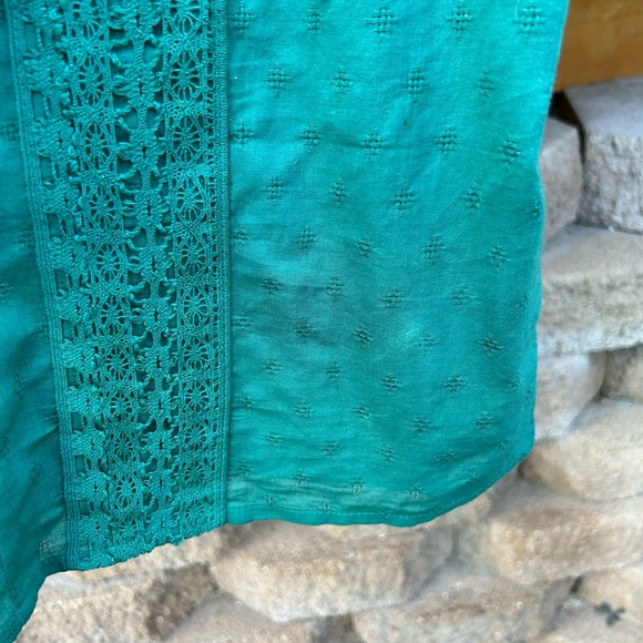 SzL-UniversalThread Shirt Sleeve top w/lace detail see last photo for small spot - Picture 6 of 6